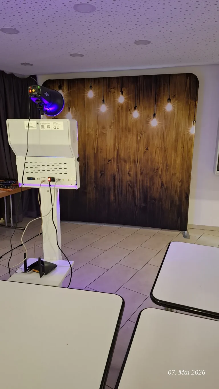 Fotobox vor einem Holzhintergrund