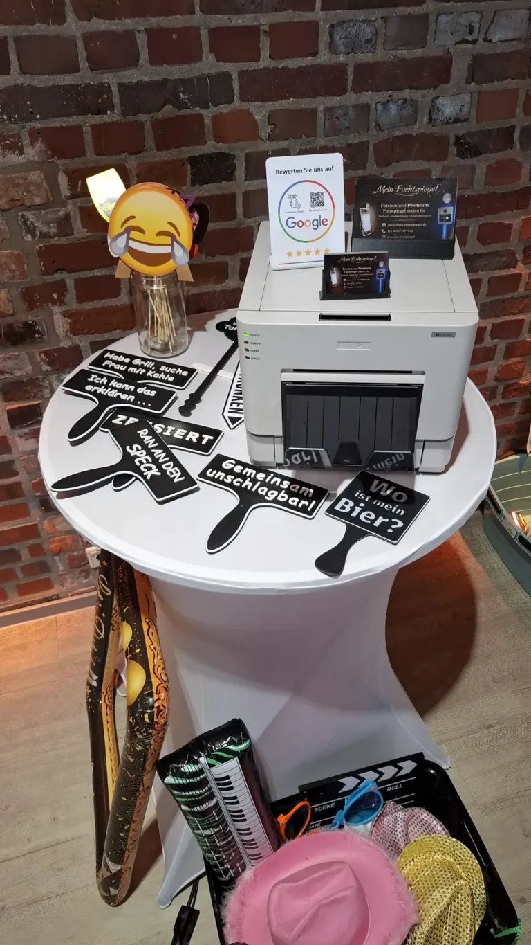Fotodrucker und Sprechblasen auf einem Tisch