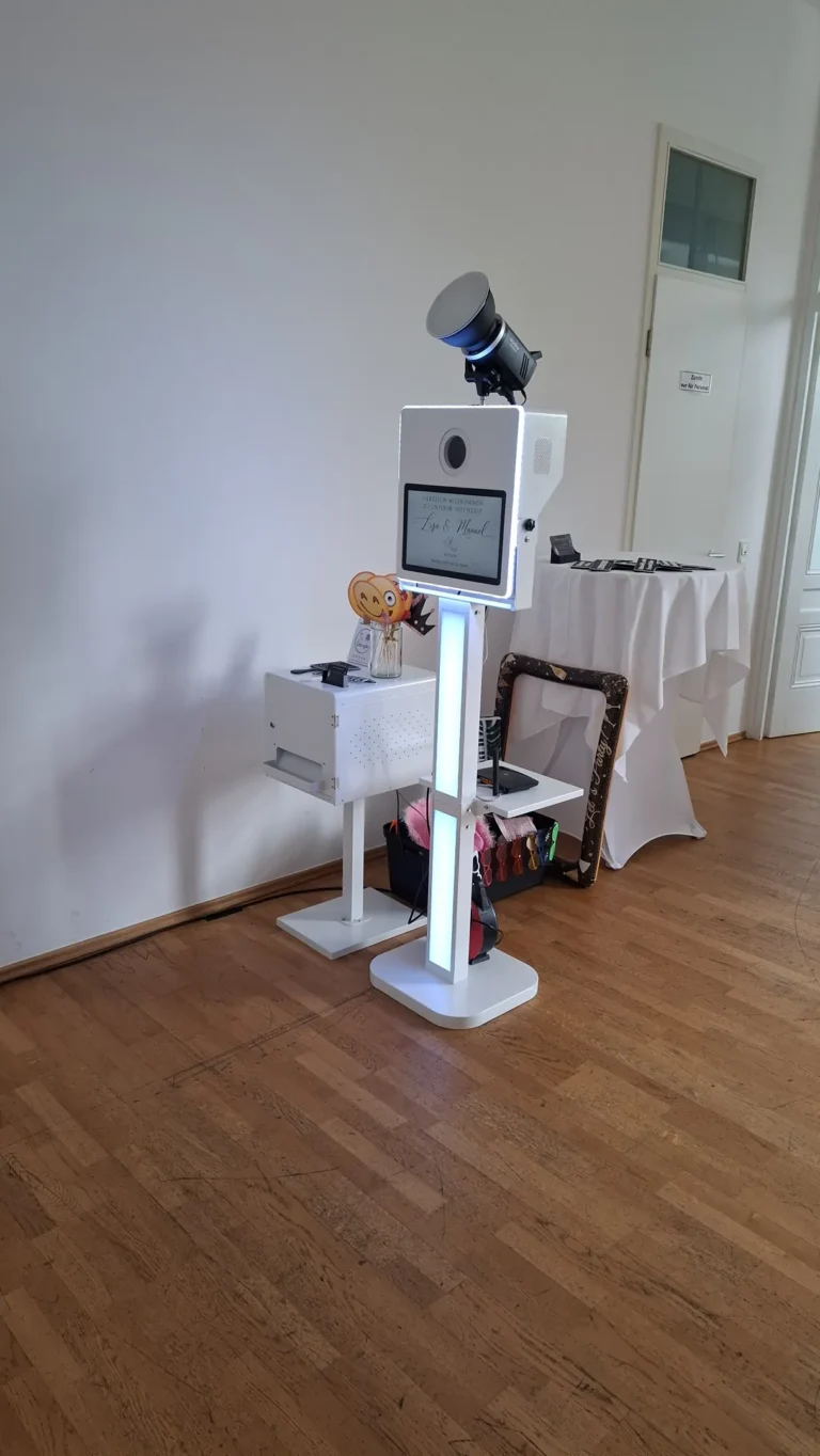 Weiße Fotobox mit Kamera und Drucker