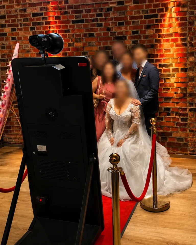 Gäste vor dem Fotospiegel