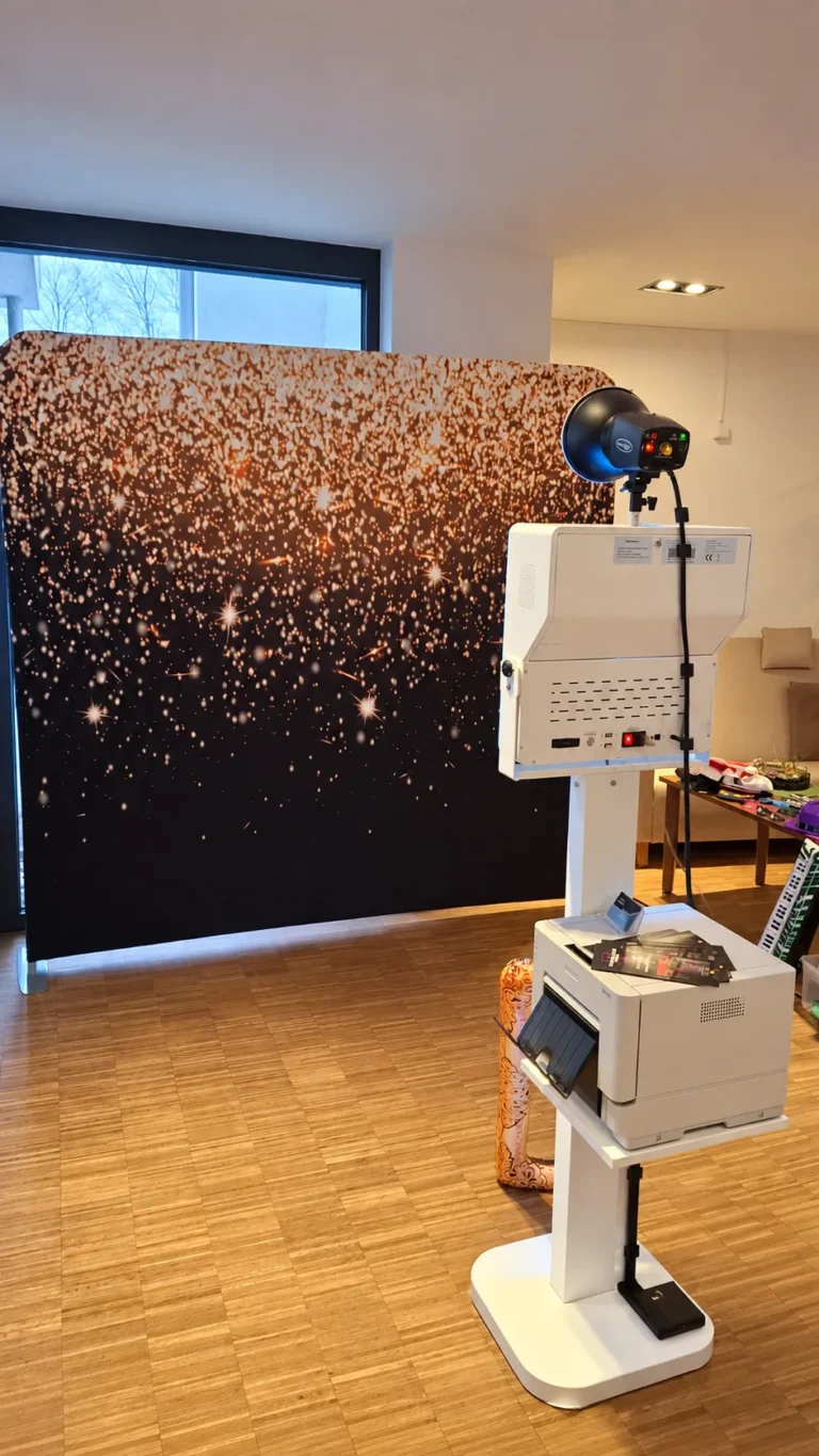 Fotobox vor einem goldfarbenen Fotohintergrund