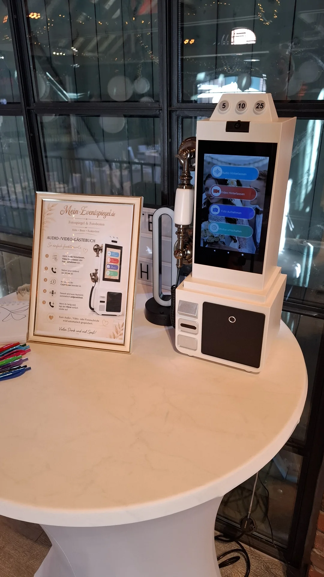 Audio-/Video-Gästebuch mit Telefonhörer und Touchscreen bei einem Event